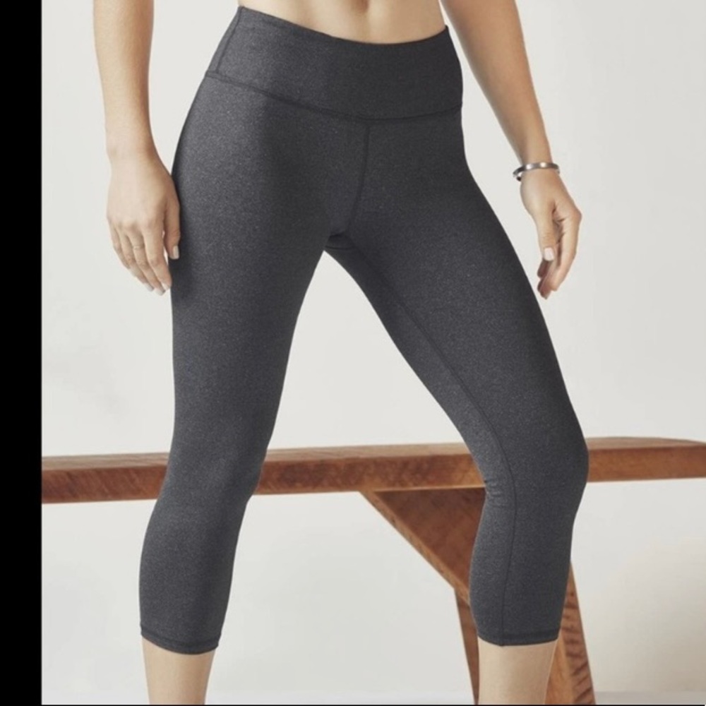 Fabletics Mid-Rise Define Heather Grey Capri Leggings Women’s Mid Rise Sz XS